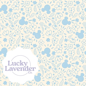 Puede incluir: Un patrón repetitivo sobre fondo crema con flores y hojas dibujadas en líneas azul claro, junto a siluetas de orejas de ratón en azul sólido. Una etiqueta blanca festoneada muestra el texto morado Lucky Lavender Co.