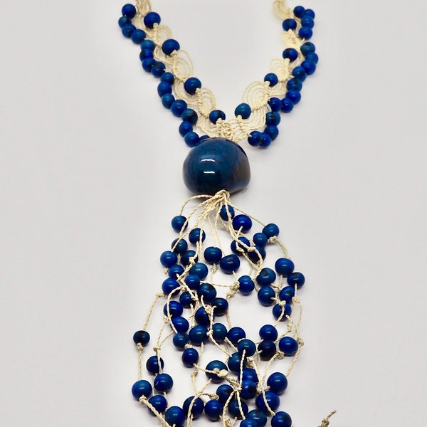 Collier bleu en perles végétales d'Amazonie brésilienne