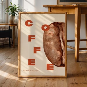 Peut inclure: Une tasse en céramique blanche avec une anse noire et le texte "But First, Coffee" en gras noir. La tasse est posée sur un fond flou, suggérant un cadre chaleureux.