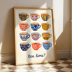 Puede incluir: Un estampado enmarcado con doce tazas de té coloridas con varios patrones y diseños. Las tazas están dispuestas en una cuadrícula, cada una llena de una bebida caliente. La frase "tea time?" está escrita en la parte inferior.