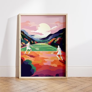 Puede incluir: Una ilustración enmarcada de dos personas jugando al tenis en una cancha verde. La cancha está rodeada de árboles y montañas. El cielo es rosa y naranja con un gran sol blanco en el fondo.