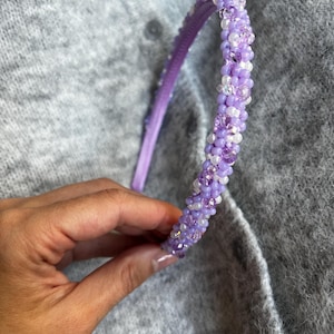 Cerchietto fatto a mano con perline dettagliate / Cerchietto con perline viola e lilla / Elegante accessorio per capelli