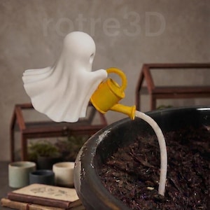 Peut inclure: Une figurine fantôme blanche arrosant une plante avec un arrosoir jaune. La figurine a un design simple et amical. L'arrière-plan est neutre.