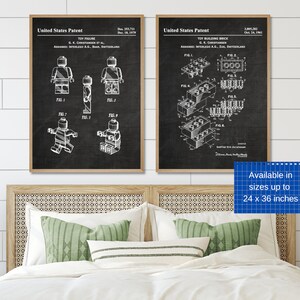 Può includere: Due disegni di brevetto in bianco e nero su sfondo lavagna. Il disegno a sinistra mostra una figura giocattolo da diverse angolazioni. Il disegno a destra mostra un mattone da costruzione giocattolo da diverse angolazioni. Il testo sui disegni recita "Brevetto degli Stati Uniti" e include i numeri e le date dei brevetti.