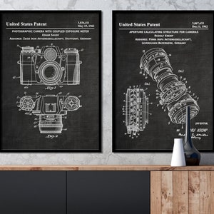 Puede incluir: Dos dibujos de patente en blanco y negro sobre un fondo gris oscuro. El dibujo de la izquierda muestra una cámara fotográfica con un fotómetro acoplado. El dibujo de la derecha muestra una estructura de cálculo de apertura para cámaras. Ambos dibujos incluyen texto y diagramas.