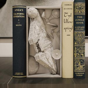 3D Printable Spaceship Hidden Between Books | Geeky Sci-Fi Home Decor