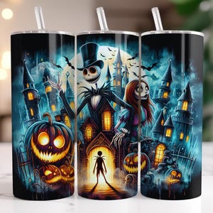 Puede incluir: Tres vasos de acero inoxidable negros con un dise&ntilde;o tem&aacute;tico de Halloween. El dise&ntilde;o presenta a Jack Skellington, Sally y una escena de castillo espeluznante con calabazas, murci&eacute;lagos y una luna llena. Cada vaso tiene una pajita transparente.