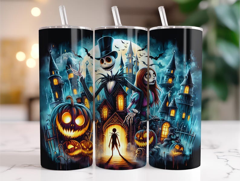 Puede incluir: Tres vasos de acero inoxidable negros con un dise&ntilde;o tem&aacute;tico de Halloween. El dise&ntilde;o presenta a Jack Skellington, Sally y una escena de castillo espeluznante con calabazas, murci&eacute;lagos y una luna llena. Cada vaso tiene una pajita transparente.