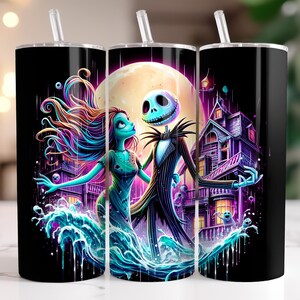 Puede incluir: Vaso negro con una vibrante ilustraci&oacute;n de Jack Skellington y Sally de Pesadilla antes de Navidad, frente a una casa espeluznante y una luna llena. El dise&ntilde;o incluye un efecto de agua y una pajita transparente.