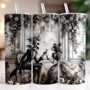 Peut inclure: Trois gobelets en acier inoxydable avec une illustration en noir et blanc d'un couple gothique trinquant avec du vin. Le design pr&eacute;sente un homme squelettique et une femme en robe de bal, avec des accents floraux et un th&egrave;me effrayant.