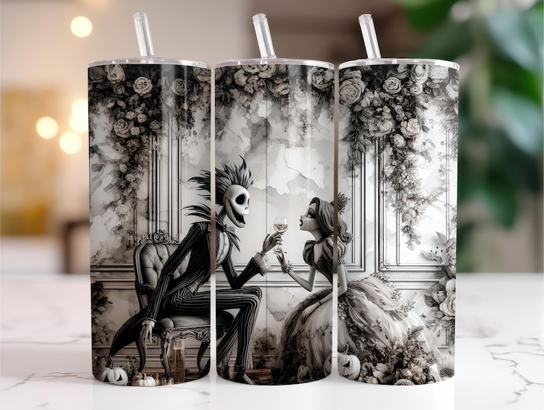 Peut inclure: Trois gobelets en acier inoxydable avec une illustration en noir et blanc d'un couple gothique trinquant avec du vin. Le design pr&eacute;sente un homme squelettique et une femme en robe de bal, avec des accents floraux et un th&egrave;me effrayant.