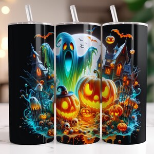 Puede incluir: Tres vasos negros con tem&aacute;tica de Halloween con pajitas. Cada vaso presenta una ilustraci&oacute;n detallada de una escena espeluznante con fantasmas, calabazas, casas embrujadas y murci&eacute;lagos sobre un fondo oscuro. El dise&ntilde;o tiene un efecto brillante similar al ne&oacute;n.