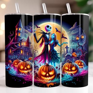 Peut inclure: Trois gobelets isothermes noirs sur le th&egrave;me d'Halloween. Chaque gobelet pr&eacute;sente une sc&egrave;ne diff&eacute;rente avec Jack Skellington et Sally, des citrouilles, une maison hant&eacute;e et une pleine lune. Les gobelets ont un couvercle argent&eacute; et une paille transparente.