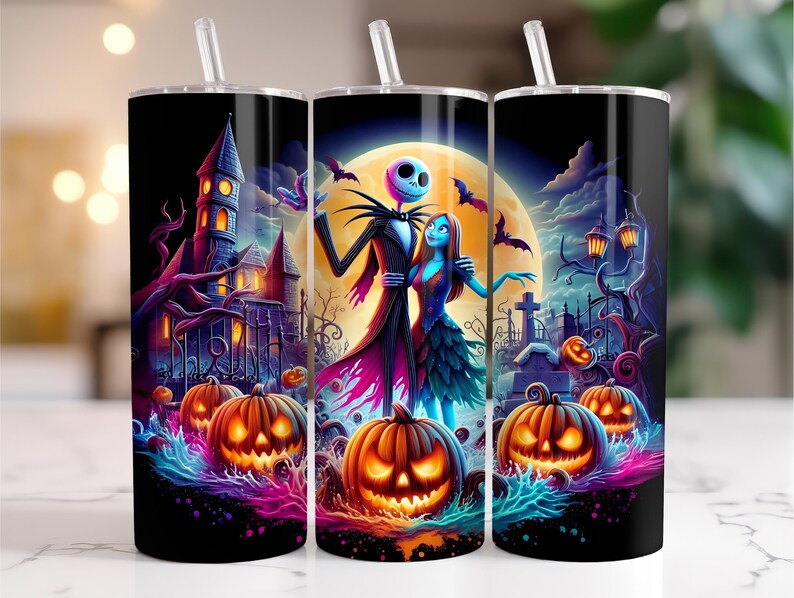 Peut inclure: Trois gobelets isothermes noirs sur le th&egrave;me d'Halloween. Chaque gobelet pr&eacute;sente une sc&egrave;ne diff&eacute;rente avec Jack Skellington et Sally, des citrouilles, une maison hant&eacute;e et une pleine lune. Les gobelets ont un couvercle argent&eacute; et une paille transparente.