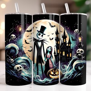 Puede incluir: Tres vasos aislados negros con pajitas blancas. Cada vaso presenta un dise&ntilde;o tem&aacute;tico de Halloween con Jack Skellington, Sally, un castillo embrujado, murci&eacute;lagos y una luna llena. El dise&ntilde;o incluye una calabaza y olas arremolinadas azules y negras.