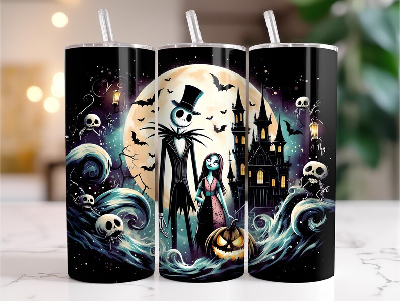 Puede incluir: Tres vasos aislados negros con pajitas blancas. Cada vaso presenta un dise&ntilde;o tem&aacute;tico de Halloween con Jack Skellington, Sally, un castillo embrujado, murci&eacute;lagos y una luna llena. El dise&ntilde;o incluye una calabaza y olas arremolinadas azules y negras.