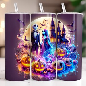Puede incluir: Un vaso morado con un dise&ntilde;o tem&aacute;tico de Halloween que presenta a Jack Skellington y Sally, calabazas, un castillo y murci&eacute;lagos contra una luna llena. El vaso incluye una pajita transparente y una tapa plateada.