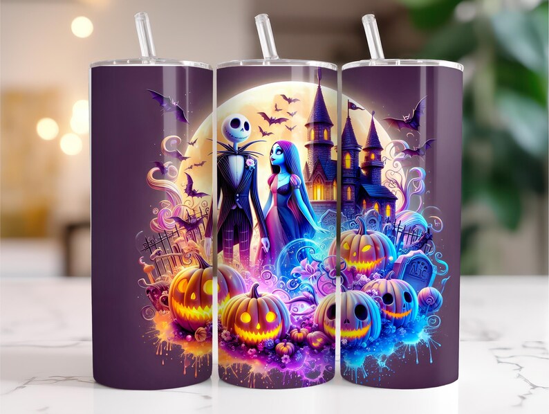 Puede incluir: Un vaso morado con un dise&ntilde;o tem&aacute;tico de Halloween que presenta a Jack Skellington y Sally, calabazas, un castillo y murci&eacute;lagos contra una luna llena. El vaso incluye una pajita transparente y una tapa plateada.