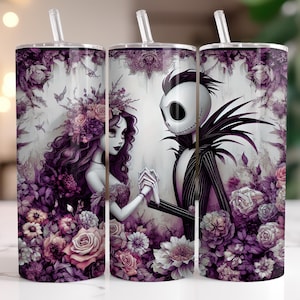 Peut inclure: Trois gobelets en acier inoxydable avec un motif floral et de personnages. Le motif repr&eacute;sente une femme avec une couronne florale et Jack Skellington de L'&Eacute;trange No&euml;l de Monsieur Jack, entour&eacute;s de fleurs et de feuillages violets. Chaque gobelet a une paille transparente.