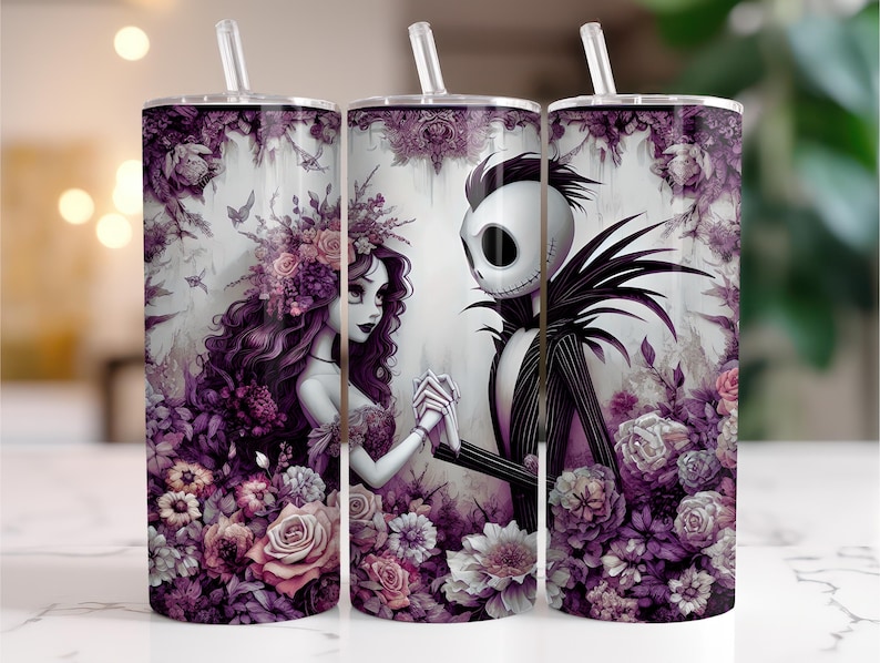 Peut inclure: Trois gobelets en acier inoxydable avec un motif floral et de personnages. Le motif repr&eacute;sente une femme avec une couronne florale et Jack Skellington de L'&Eacute;trange No&euml;l de Monsieur Jack, entour&eacute;s de fleurs et de feuillages violets. Chaque gobelet a une paille transparente.