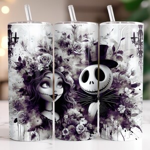Peut inclure: Ensemble de trois gobelets en acier inoxydable avec pailles. Chaque gobelet pr&eacute;sente une illustration en noir et blanc de Jack Skellington et Sally de L'&Eacute;trange No&euml;l de Monsieur Jack, entour&eacute;s d'&eacute;l&eacute;ments floraux.