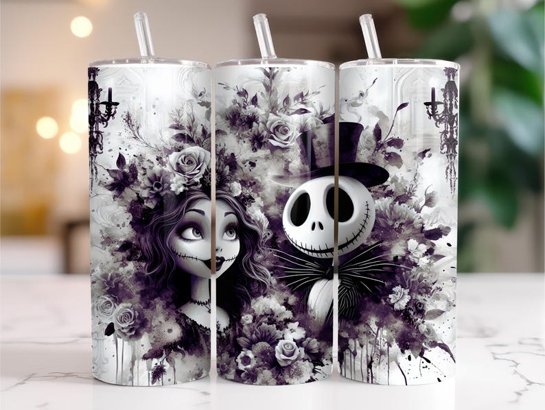 Peut inclure: Ensemble de trois gobelets en acier inoxydable avec pailles. Chaque gobelet pr&eacute;sente une illustration en noir et blanc de Jack Skellington et Sally de L'&Eacute;trange No&euml;l de Monsieur Jack, entour&eacute;s d'&eacute;l&eacute;ments floraux.