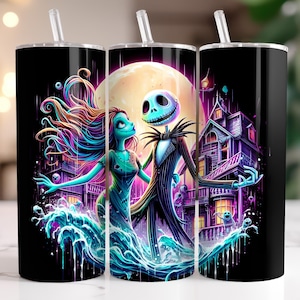 Peut inclure: Gobelet noir avec une illustration vibrante de Jack Skellington et Sally de L'&Eacute;trange No&euml;l de Monsieur Jack, devant une maison effrayante et une pleine lune. Le design comprend un effet d'eau et une paille transparente.