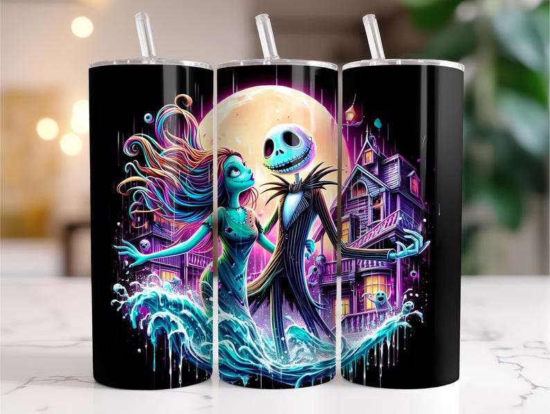 Peut inclure: Gobelet noir avec une illustration vibrante de Jack Skellington et Sally de L'&Eacute;trange No&euml;l de Monsieur Jack, devant une maison effrayante et une pleine lune. Le design comprend un effet d'eau et une paille transparente.