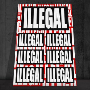 Könnte beinhalten: Ein rechteckiges Poster mit einem sich wiederholenden Muster des Wortes ILLEGAL in fetten weißen Großbuchstaben auf schwarzen rechteckigen Hintergründen, überlagert von einem Hintergrund aus roten und weißen vertikalen Streifen mit dem Wort ILLEGAL.