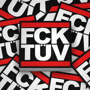 Könnte beinhalten: Ein Stapel schwarzer und roter Aufkleber mit dem Wort "FCK TUV" in weißen Buchstaben.