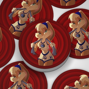 Op de afbeelding: Een set van vier ronde stickers met een cartoonkonijn dat een blauwe en witte sportbeha en shorts draagt. Het konijn houdt een blauwe handdoek in elke hand. De stickers hebben een rode en witte achtergrond met een cirkelvormig patroon.