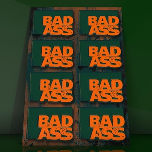 Puede incluir: Una hoja rectangular que contiene ocho pegatinas individuales dispuestas en dos columnas. Cada pegatina presenta un fondo verde oscuro con el texto BAD ASS impreso en una fuente naranja negrita y desgastada con un efecto de sombra.