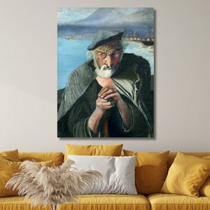 Può includere: Un dipinto di un uomo anziano con la barba bianca che indossa un berretto blu e un cappotto verde scuro. È in piedi con le mani giunte davanti a sé. Lo sfondo è un paesaggio marittimo con una montagna in lontananza.