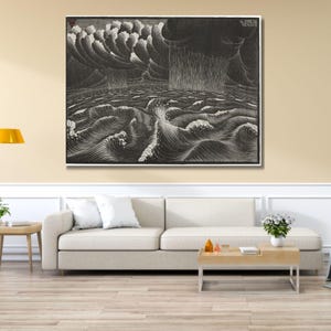 以下が含まれることがあります： 大波と暗い雲のある嵐の海を描いた白黒のアートワーク。このプリントは、大雨の中の海の詳細で様式化されたイラストを特徴としています。アートワークは額装され、ソファの上に展示されています。