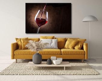 Att hälla vin i ett glas, väggkonst med rött vin, vinflaskor och rött vinglas mot svart bakgrund, dekor för middag, färdig att hänga på canvas
