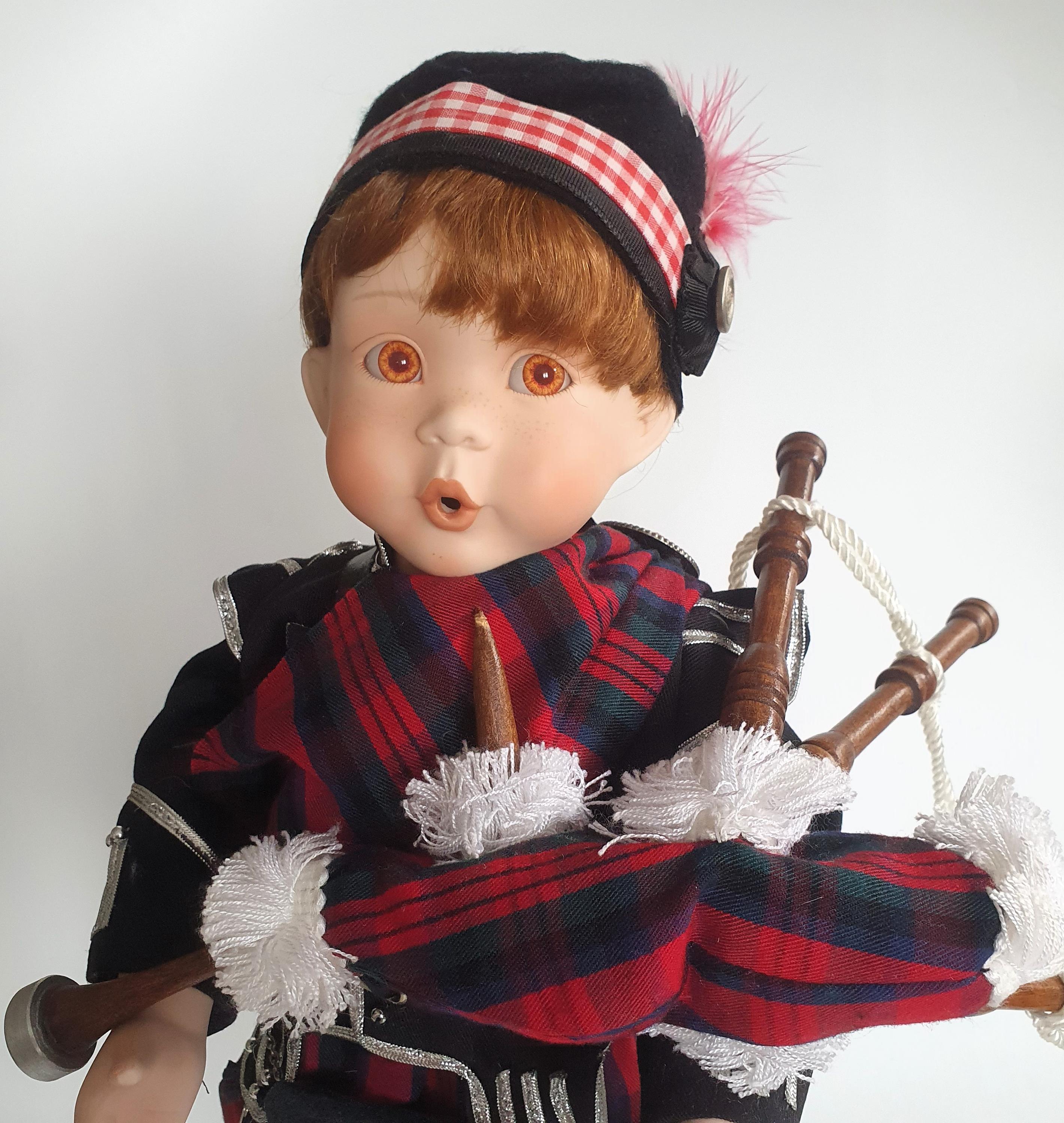 Poupée Vintage Pedigree Scottish Girl - Mains étoile - Tenue écossaise