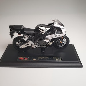 Maisto Honda CBR1000RR Motorcycle 1:18 Scale Model • Vintage Limited Edition Collector Gift for Biker or Dad