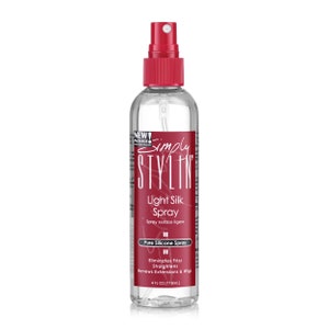 Puede incluir: Una botella de plástico transparente de Simply Stylin' Light Silk Spray, un spray de silicona puro que elimina el frizz, alisa el cabello y renueva las extensiones y las pelucas. La botella contiene 118 ml.