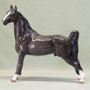 Schwarzes Tennessee Walking Horse - 22 cm Lang x 21,5 cm Hoch - Cheval Keramik - Keramikskulptur