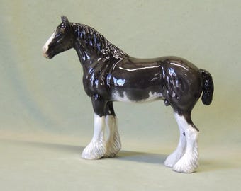 Semental Clydesdale Sabino Negro - Figura de caballo de cerámica - 27 cm de alto x 22,5 cm de largo - Cerámica Cheval