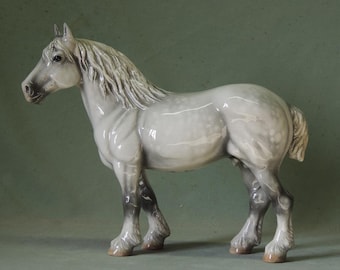 Grijze Percheron - Keramisch paardenbeeldje - 25 cm hoog - 21 cm lang