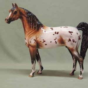 AraAppaloosa - Ausgedehnte Decke - Keramikpferdefigur - 31 cm Lang x 29 cm Hoch - Cheval Keramik