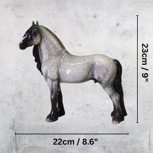 Semental frisón gris - 23 cm de alto x 22 cm de largo - Figura de cerámica - Cheval Ceramics - Escultura de caballo imagen 2