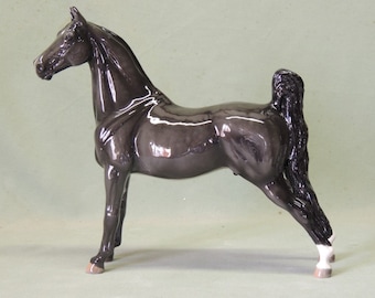 Svart Saddlebred - 23 cm hög x 22 cm lång - Keramikfigur - Cheval Ceramics