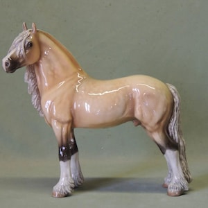 ベスウィック BESWICK 競走馬 ミルリーフ 木台付き フィギュア 陶器 ベスウィック BESWICK 競走馬 ミルリーフ 木台付き フィギュア