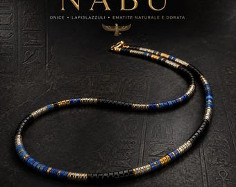 Könnte beinhalten: Eine Perlenkette mit einem sich wiederholenden Muster aus schwarzen, blauen und metallisch goldenen zylindrischen Perlen. Der Text NABU, ONICE, LAPISLAZZULI, EMATITE NATURALE E DORATA und NEROSCARLATTO HANDMADE JEWELS ist samt geflügeltem Symbol sichtbar.