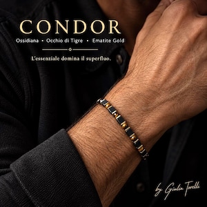 Könnte beinhalten: Ein Armband aus abwechselnd quadratischen schwarzen Obsidianperlen, runden braunen Tigeraugenperlen und goldfarbenen Hämatit-Abstandshaltern. Der Text CONDOR, Ossidiana, Occhio di Tigre, Ematite Gold, L'essenziale domina il superfluo und by Giulia Torelli ist zu sehen.
