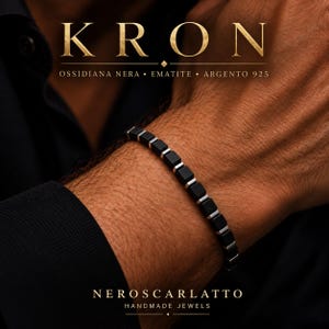 Könnte beinhalten: Ein Armband mit abwechselnden mattschwarzen quadratischen Perlen und polierten silbernen Zwischenelementen. Der Text KRON, OSSIDIANA NERA, EMATITE, ARGENTO 925 und NEROSCARLATTO HANDMADE JEWELS ist auf dem Bild vor dunklem Hintergrund zu sehen.