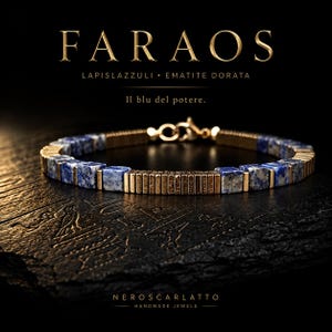 Può includere: Un bracciale con perline quadrate in lapislazzuli blu alternate a distanziatori rettangolari in ematite dorata e una chiusura in metallo. Il testo FARAOS, LAPISLAZZULI, EMATITE DORATA, Il blu del potere e NEROSCARLATTO è visibile.