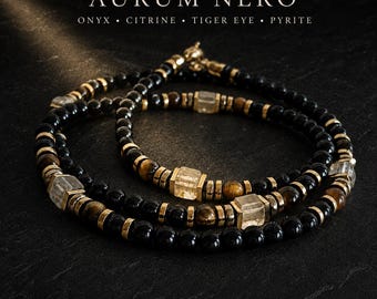 Könnte beinhalten: Eine Perlenkette mit der Aufschrift AURUM NERO aus schwarzem Onyx, gelbem Citrin, braunem Tigerauge und metallischen Pyritperlen. Das Design kombiniert runde, polierte Steine mit goldfarbenen Zwischenelementen und quadratischen Kristallen.